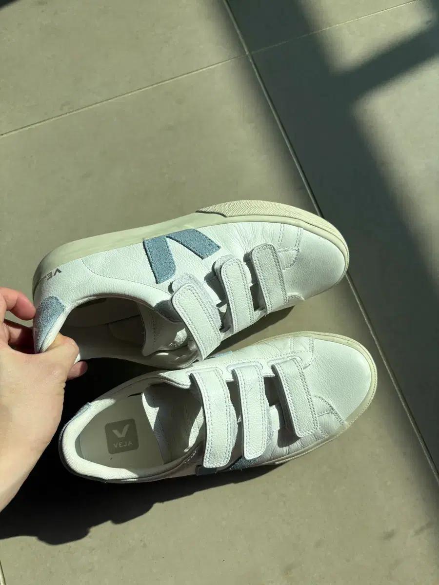 베자 벨크로 스니커즈 화이트