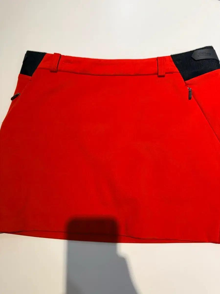 Titleist 빨간색 골프 스커트입니다.