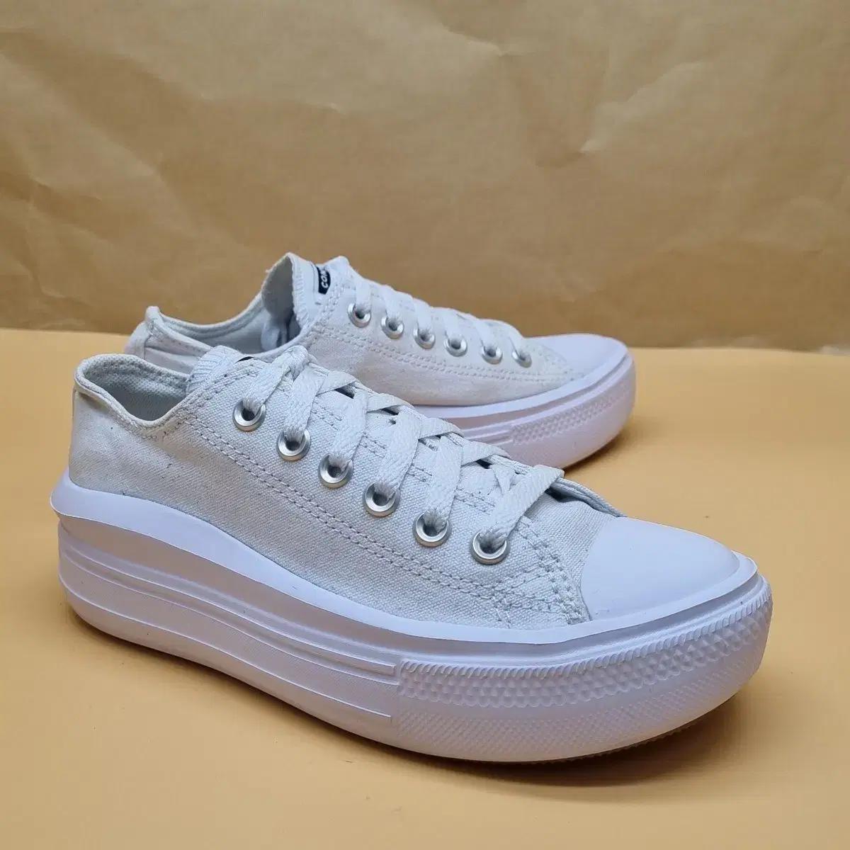 컨버스 올스타 무브 화이트 여성스니커즈235.