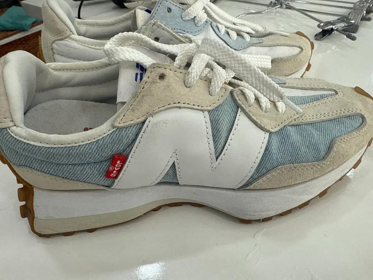 뉴발란스 327 리바이스 콜라보 데님 스니커즈