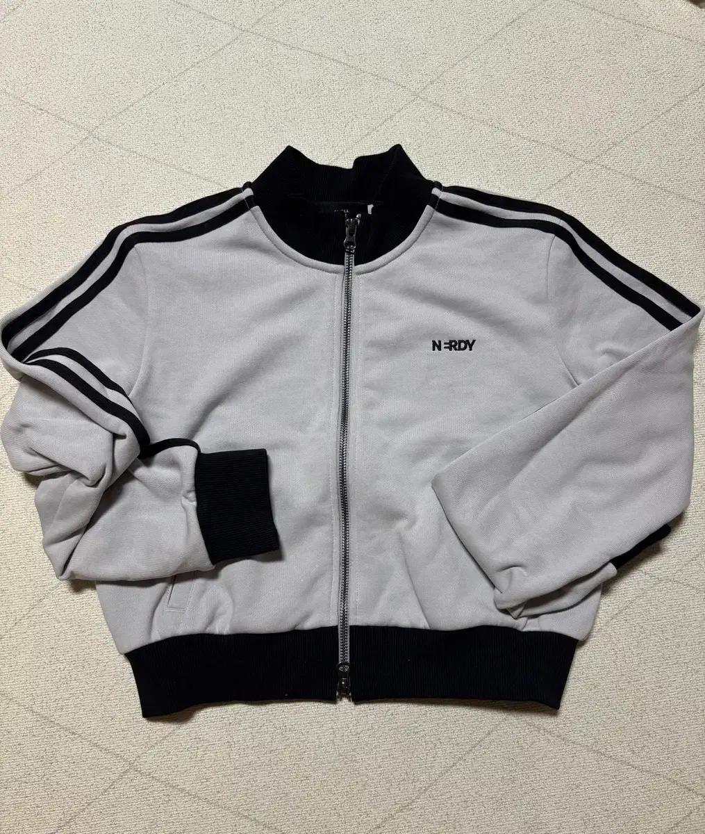 널디 회색 삼선 트랙탑