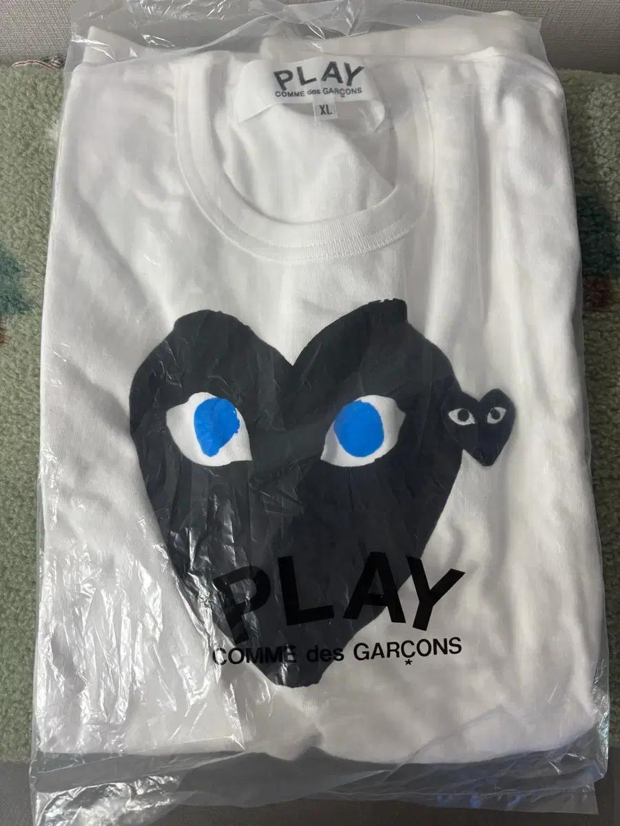 새상품 미착용 꼼데가르송 블랙하트 블랙아이 PLAY 티셔츠 xl판매