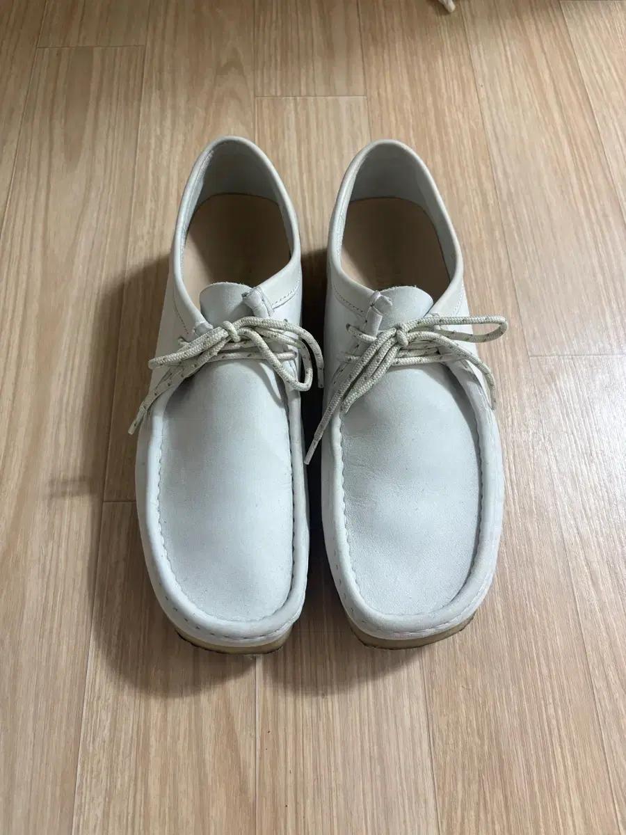 클락스 왈라비 아이보리 화이트 275