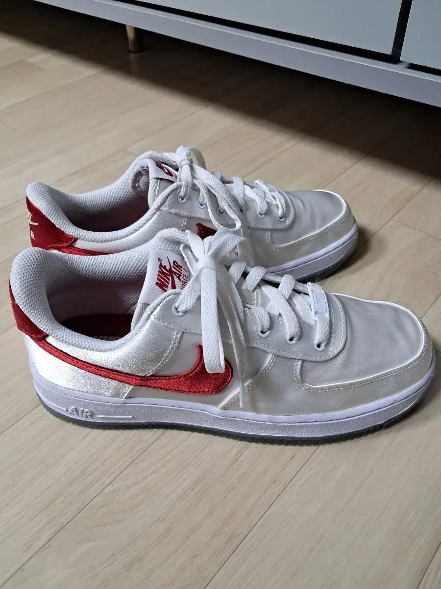 나이키 에어 포스1 에센셜 화이트 바시티레드 스니커즈.사이즈 250