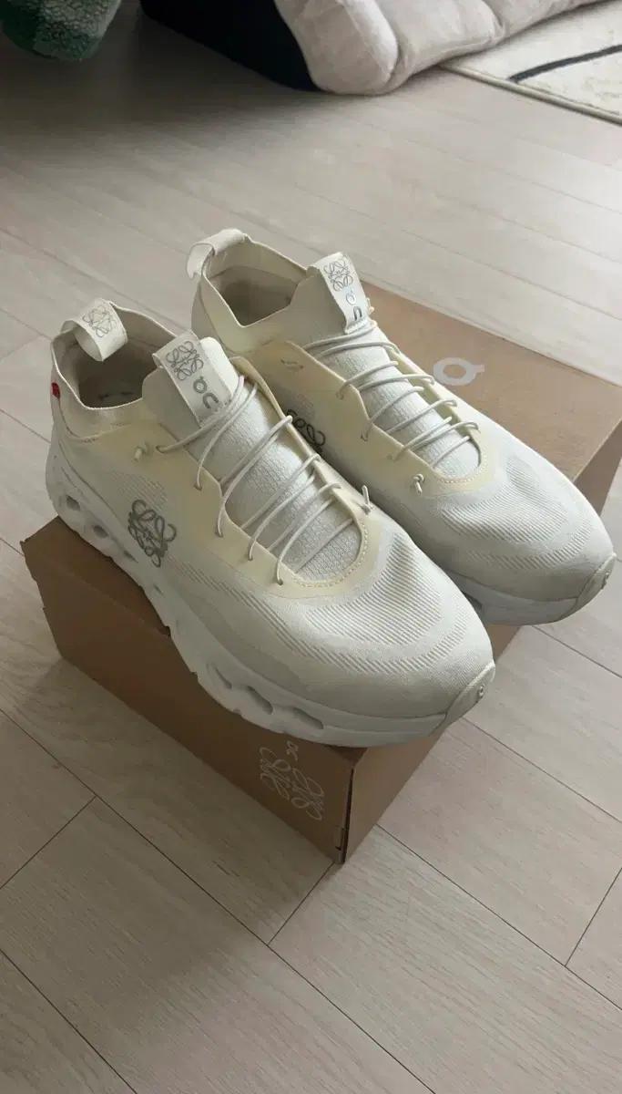 LOEWE x ON RUNNING 클라우드틸트 화이트 280