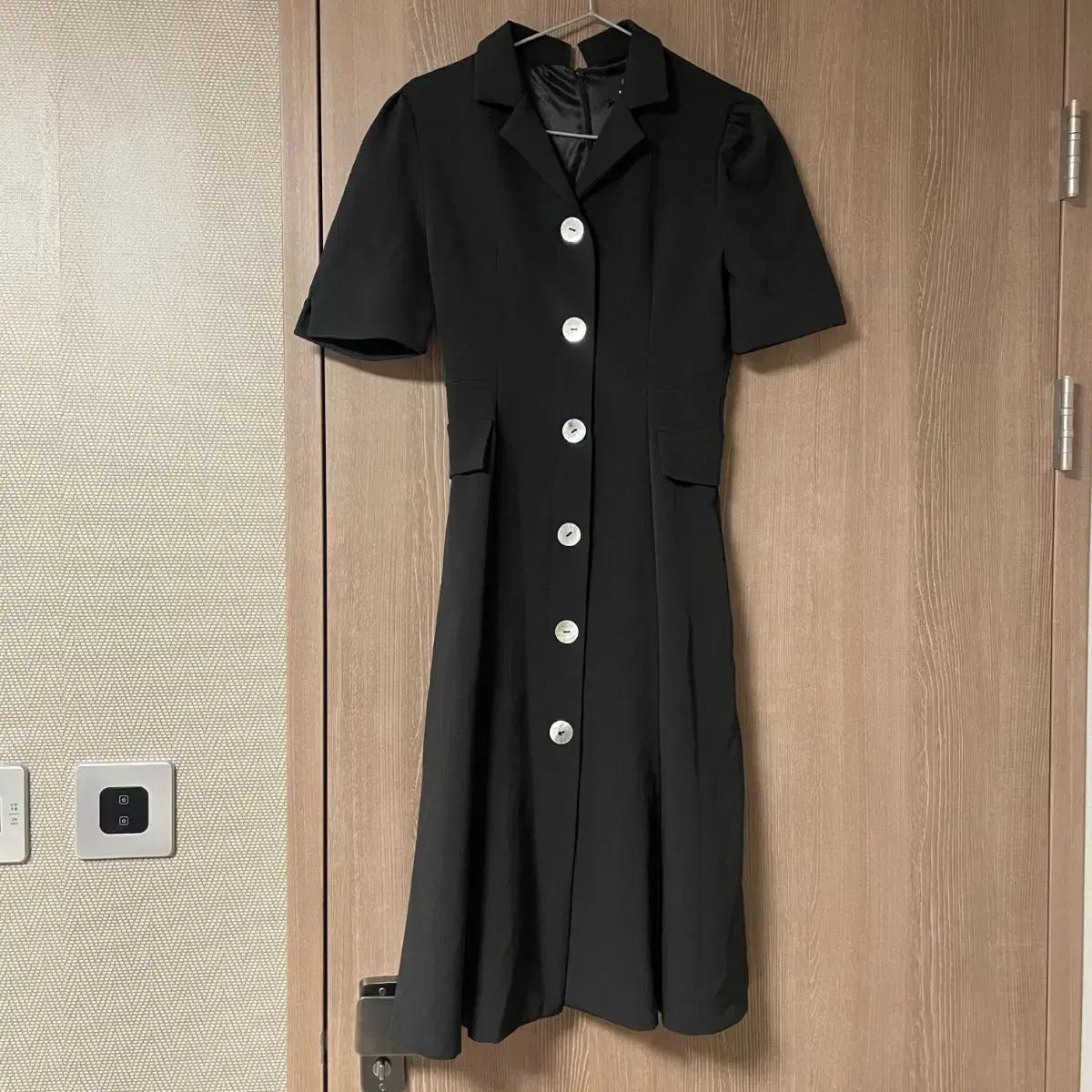 블랙 반팔 카라 원피스 단추 포인트 하객룩 여름원피스