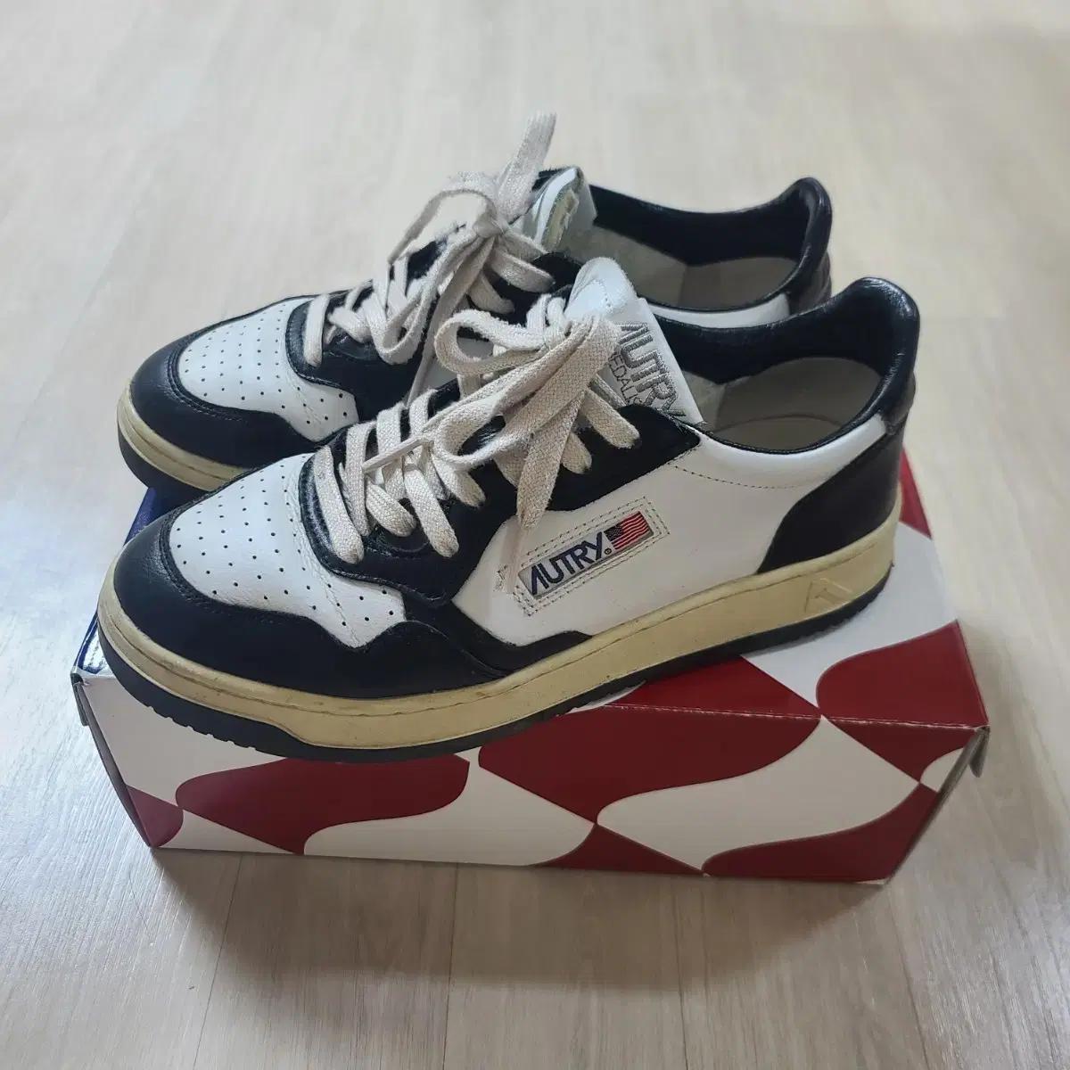 오트리 메달리스트 로우 레더 스니커즈 블랙 화이트 41