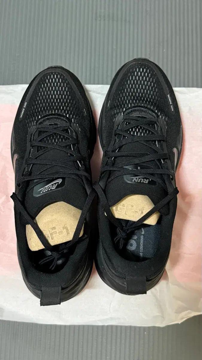 나이키 보메로18 사이즈 275