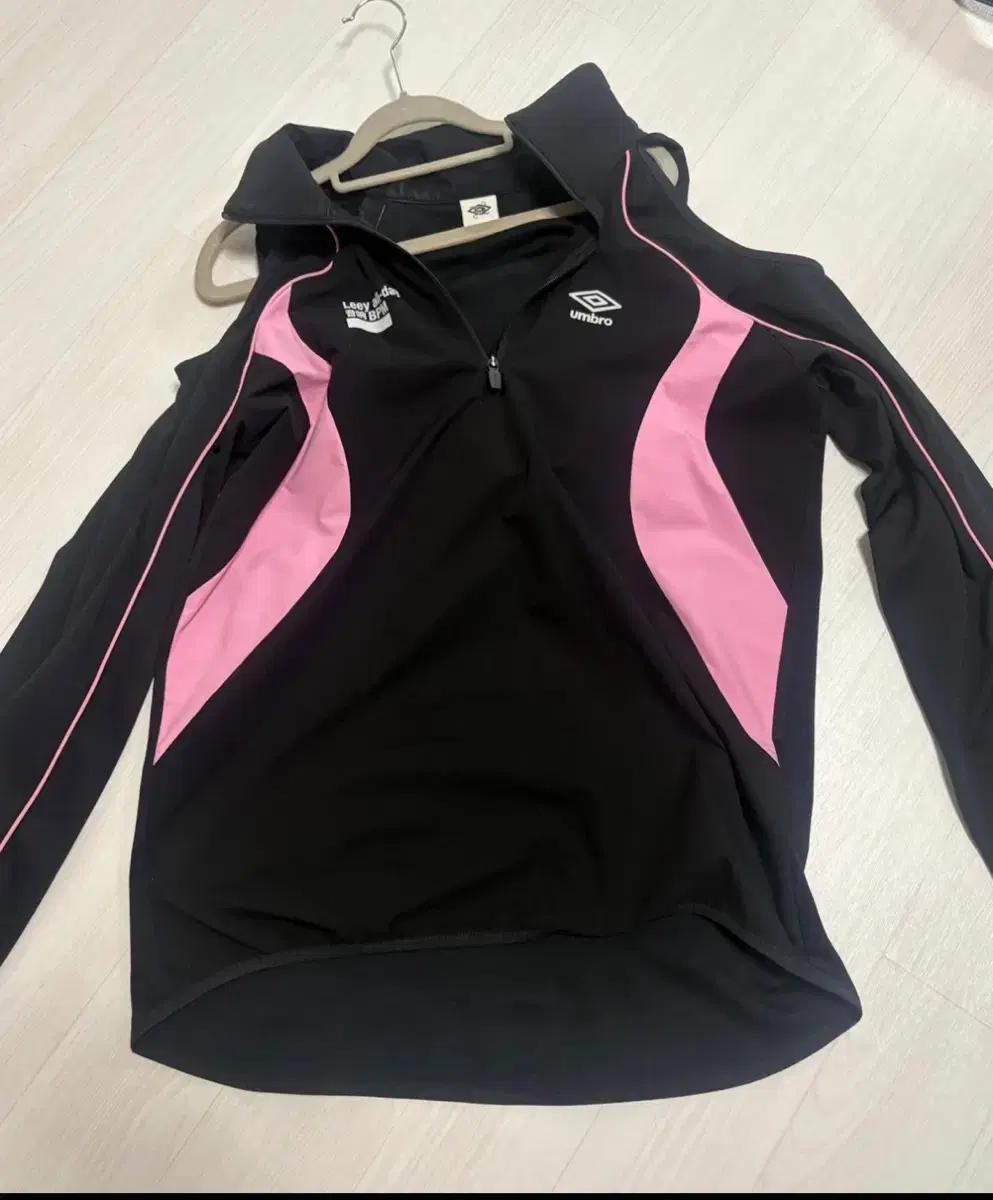 엄브로 LEEY 콜라보 숄더 컷아웃 아노락