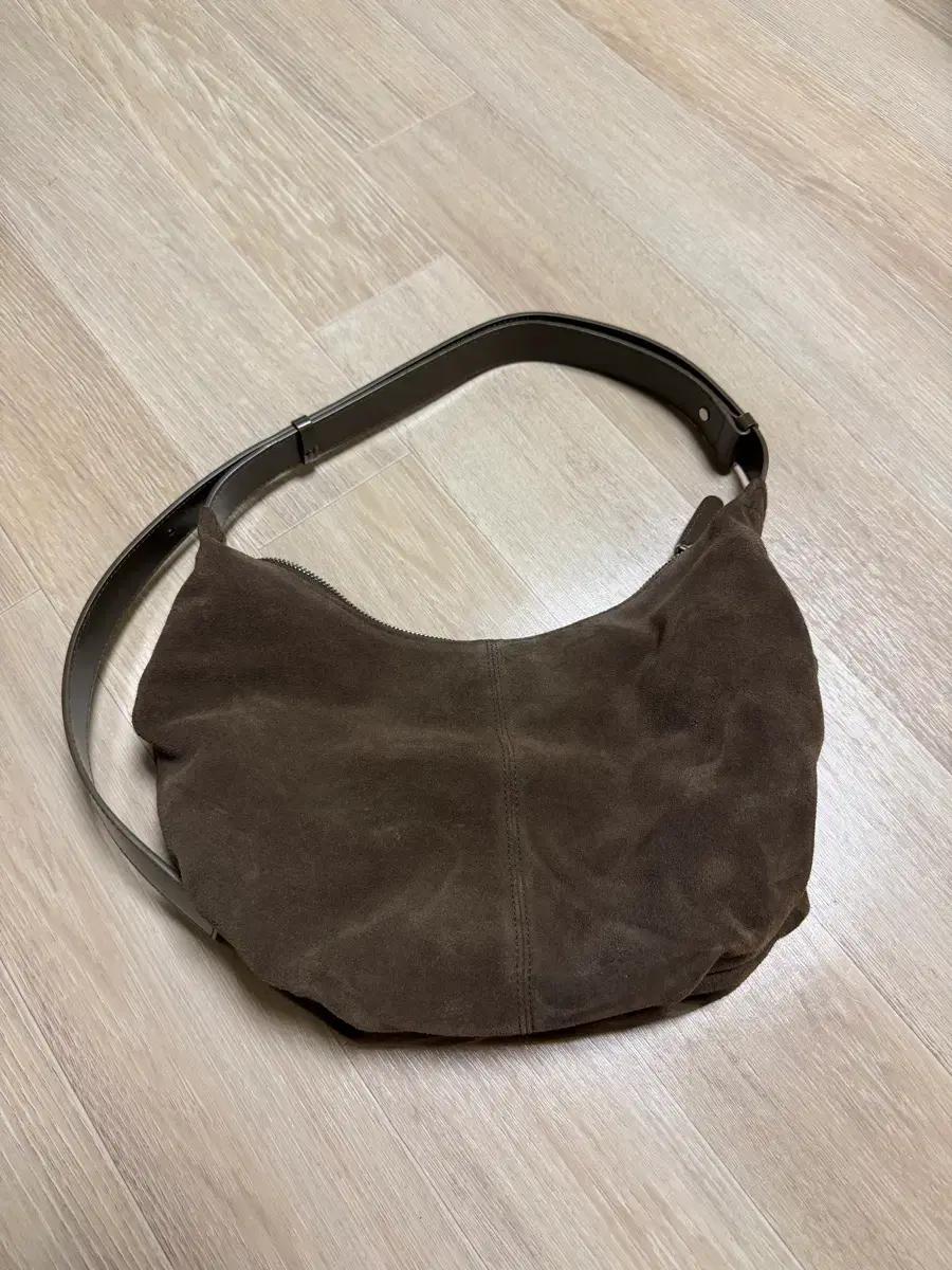 낫띵리튼 스웨이드 호보백