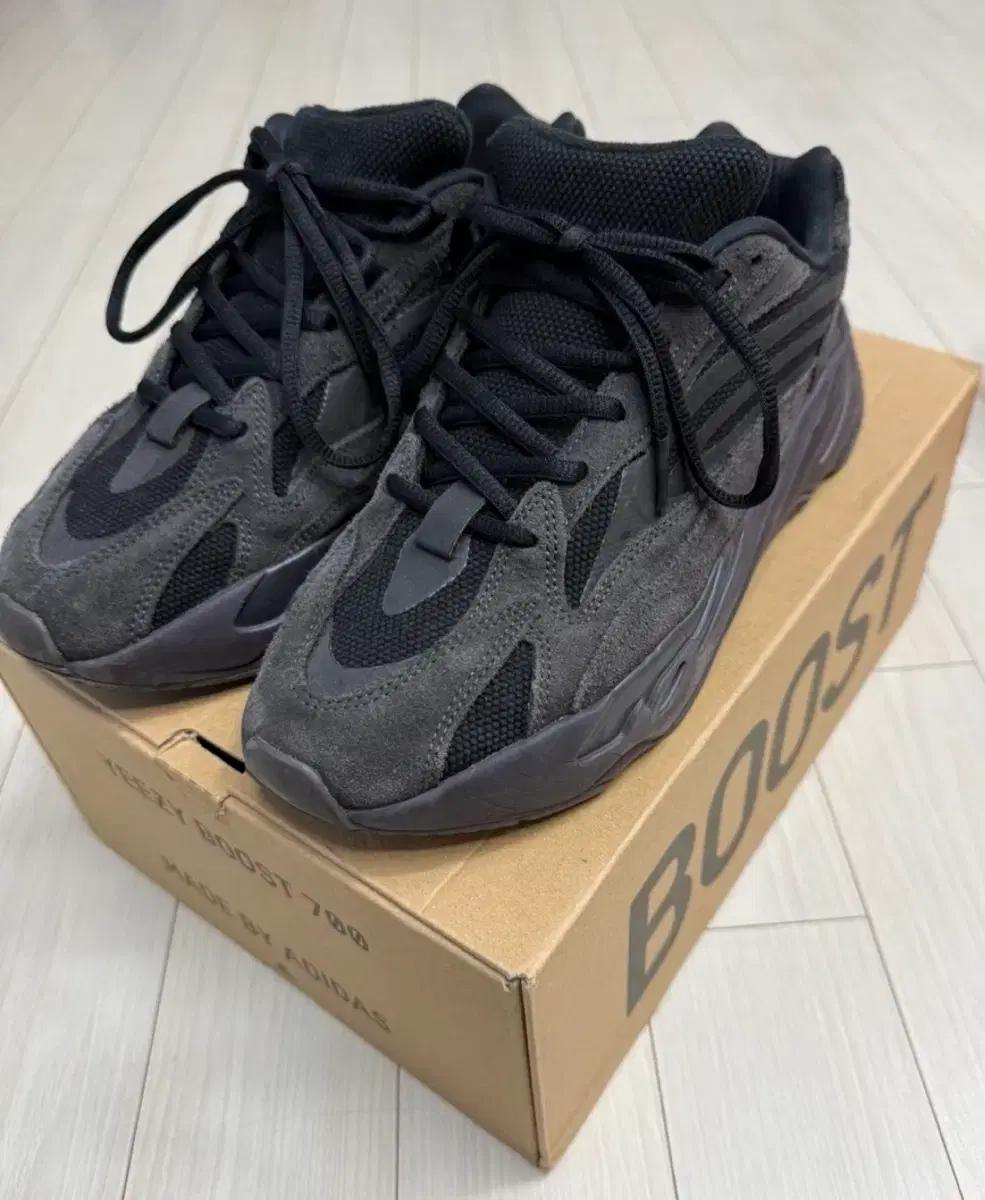 아디다스 이지부스트 700 V2 반타 275