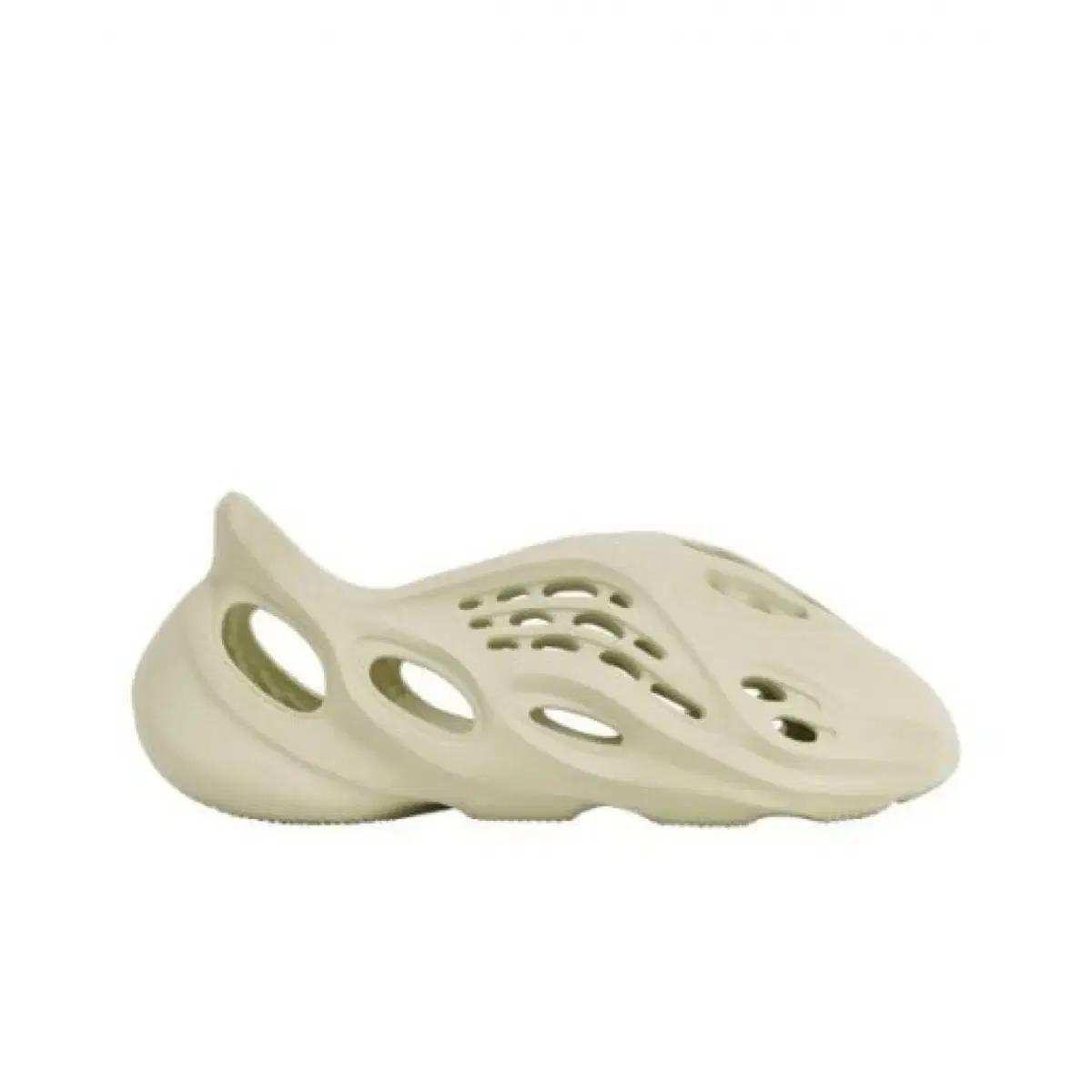 아디다스 이지 폼 러너 샌드 255 크림