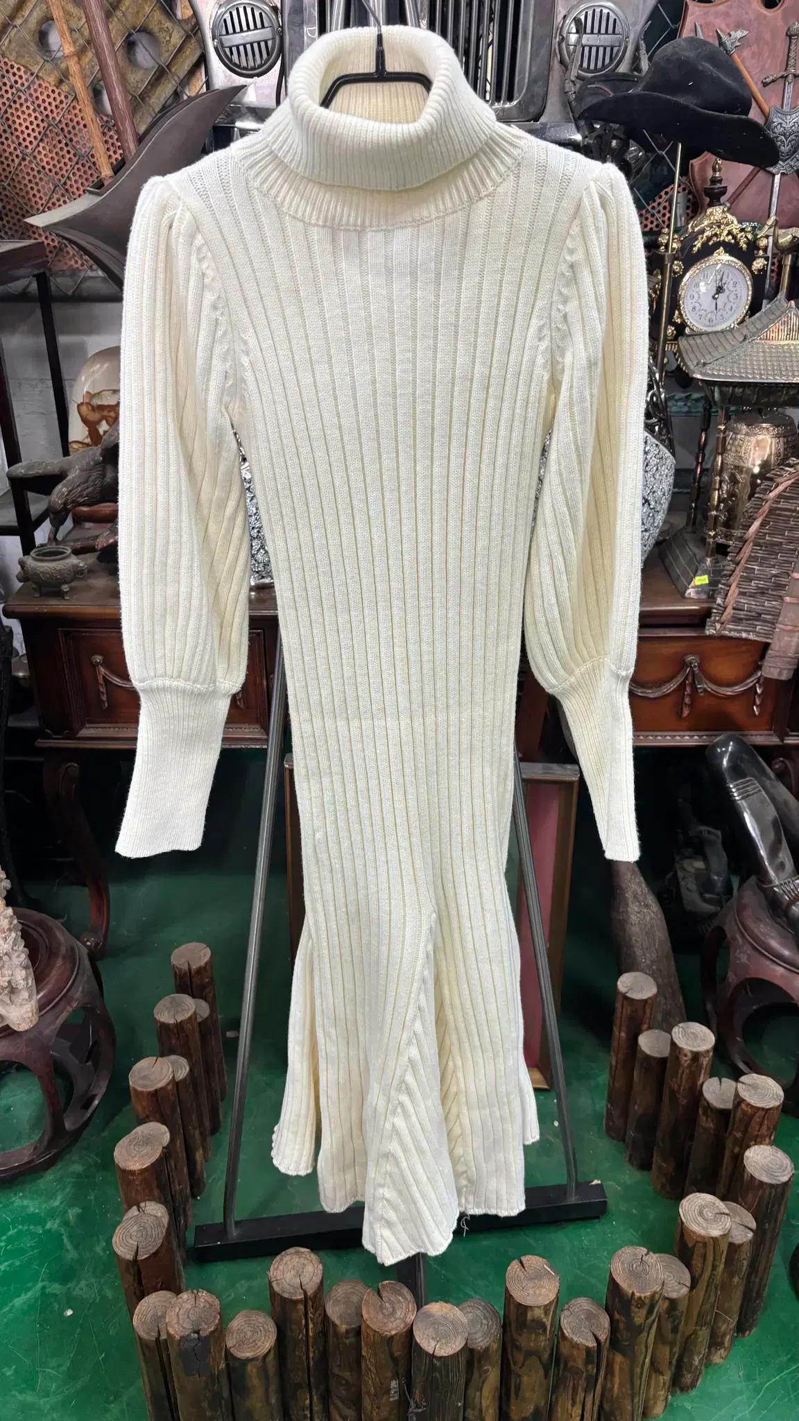 아이보리 터틀넥 퍼프 소매 골지 니트 롱 원피스