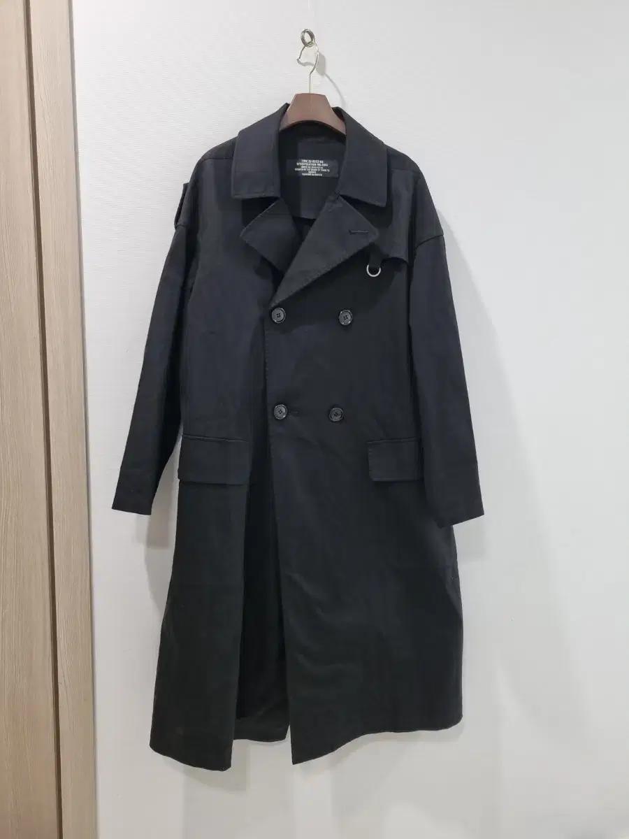 주카 블랙 더블 버튼 롱 트렌치 코트