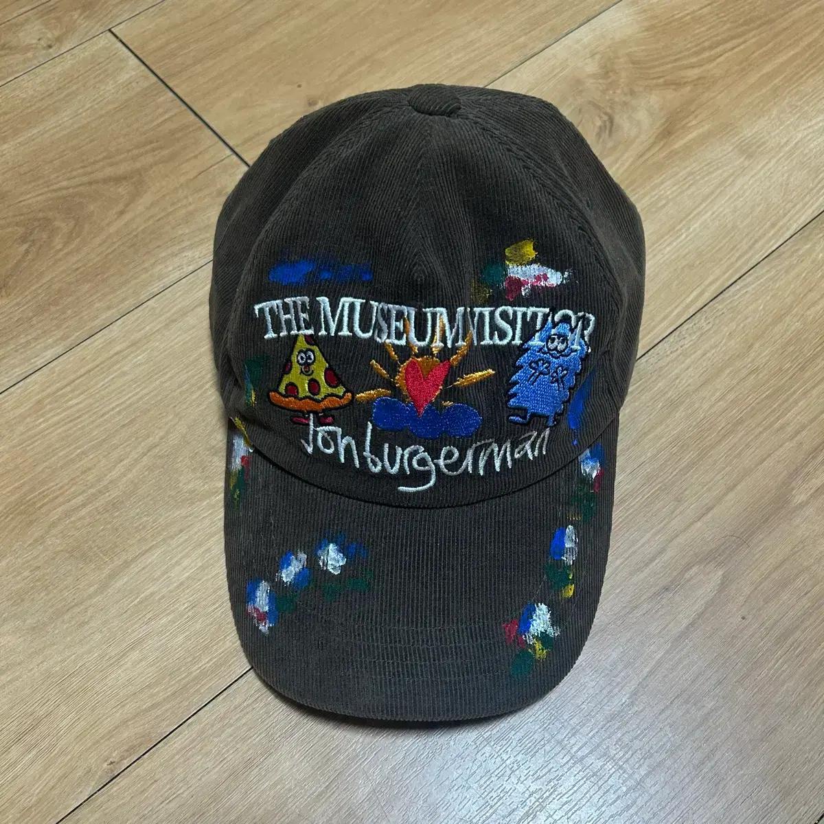 더뮤지엄비지터 모자 볼캡