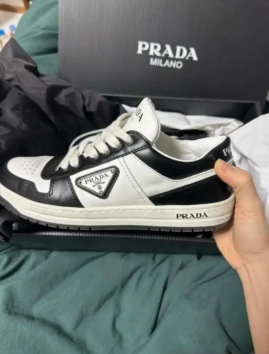 프라다 다운타운 스니커즈 블랙/화이트 240