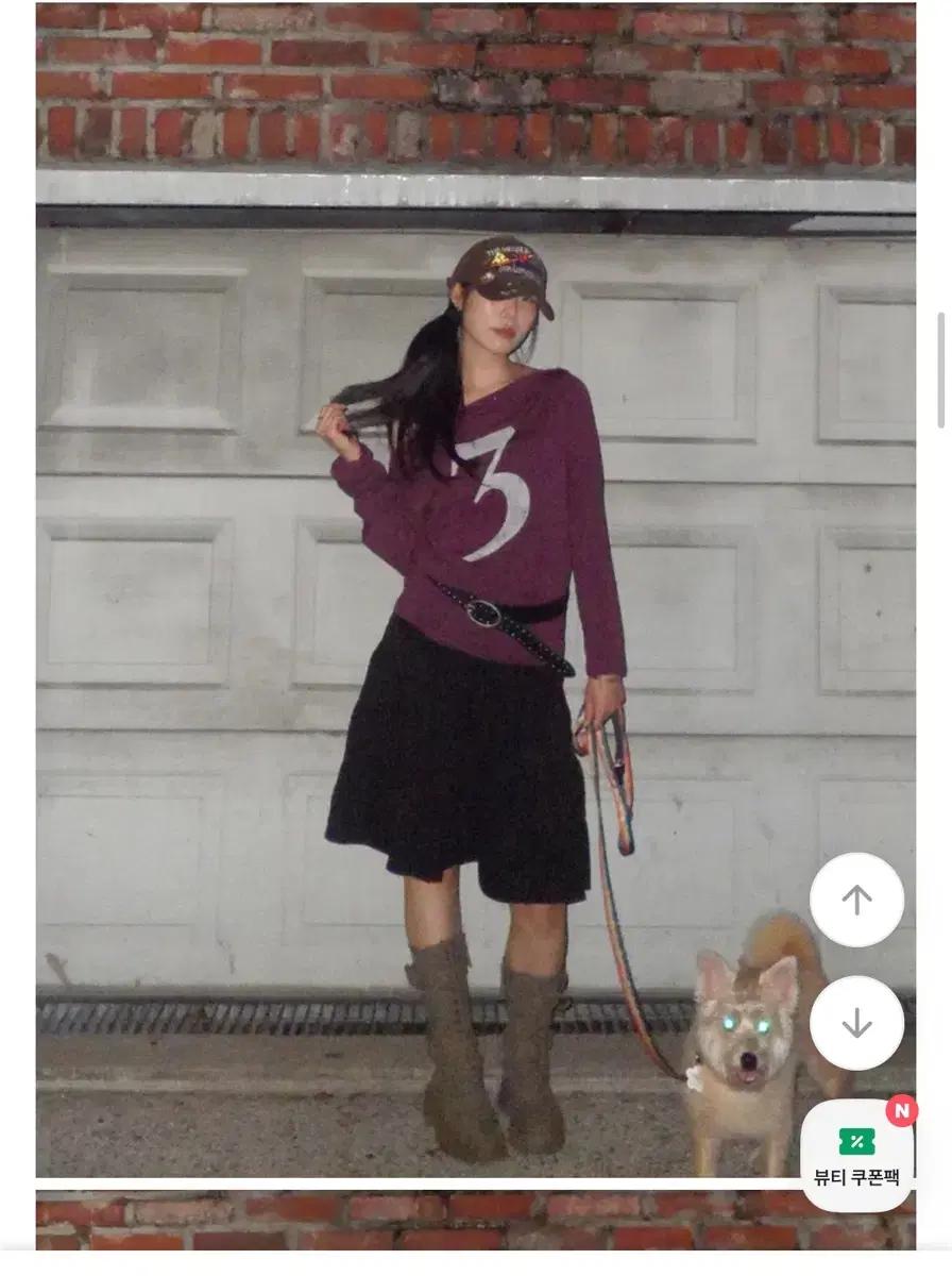 버건디 오프숄더 티셔츠 + 프릴미디스커트