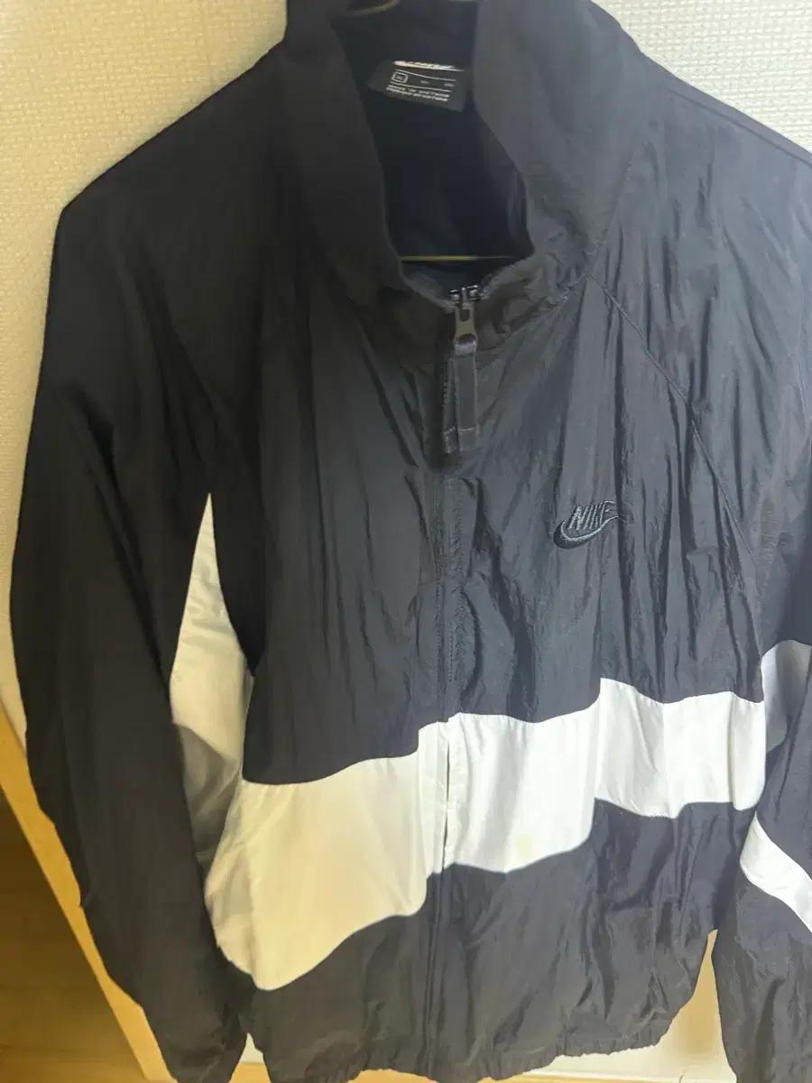 나이키 스우시 바람막이