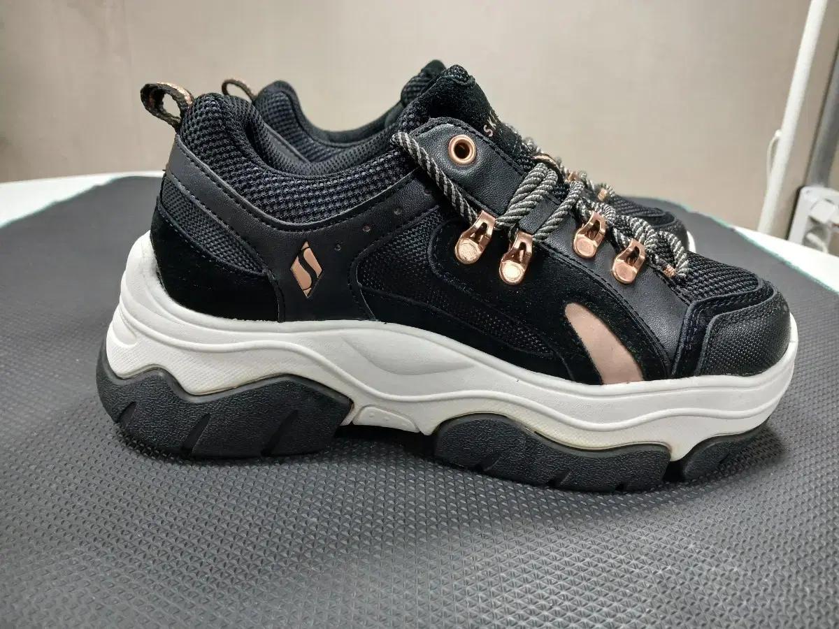 스케쳐스 여성 경량스니커즈 블랙 240(정사이즈)