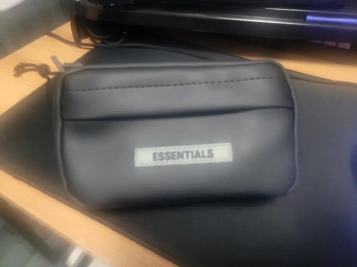 Essentials 블랙 미니 크로스백ㅡ병행