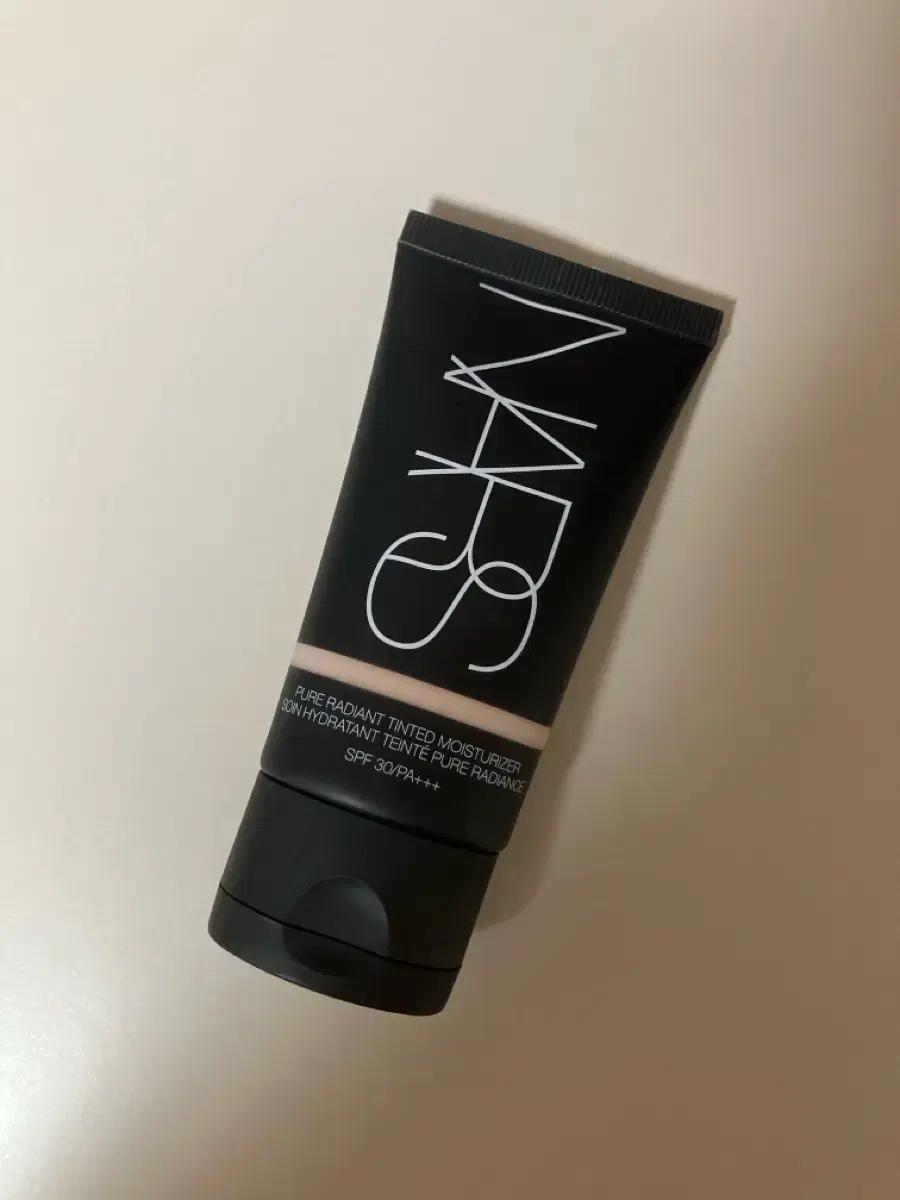 나스 퓨어 래디언트 틴티드 모이스처라이저 떼르누브