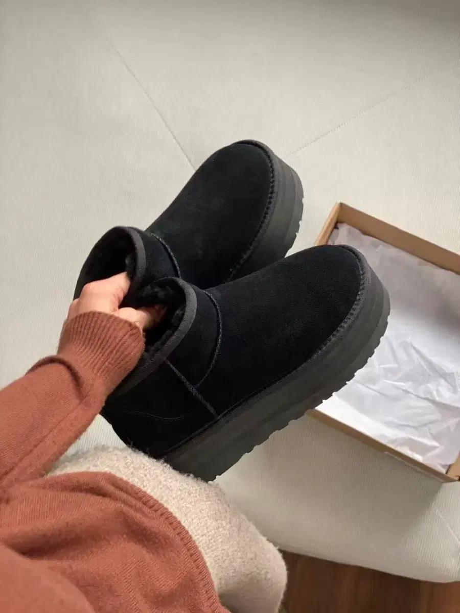 UGG 여성 두꺼운 밑창 라인의 클래식한 울트라미니 신발형, 두꺼운 밑창