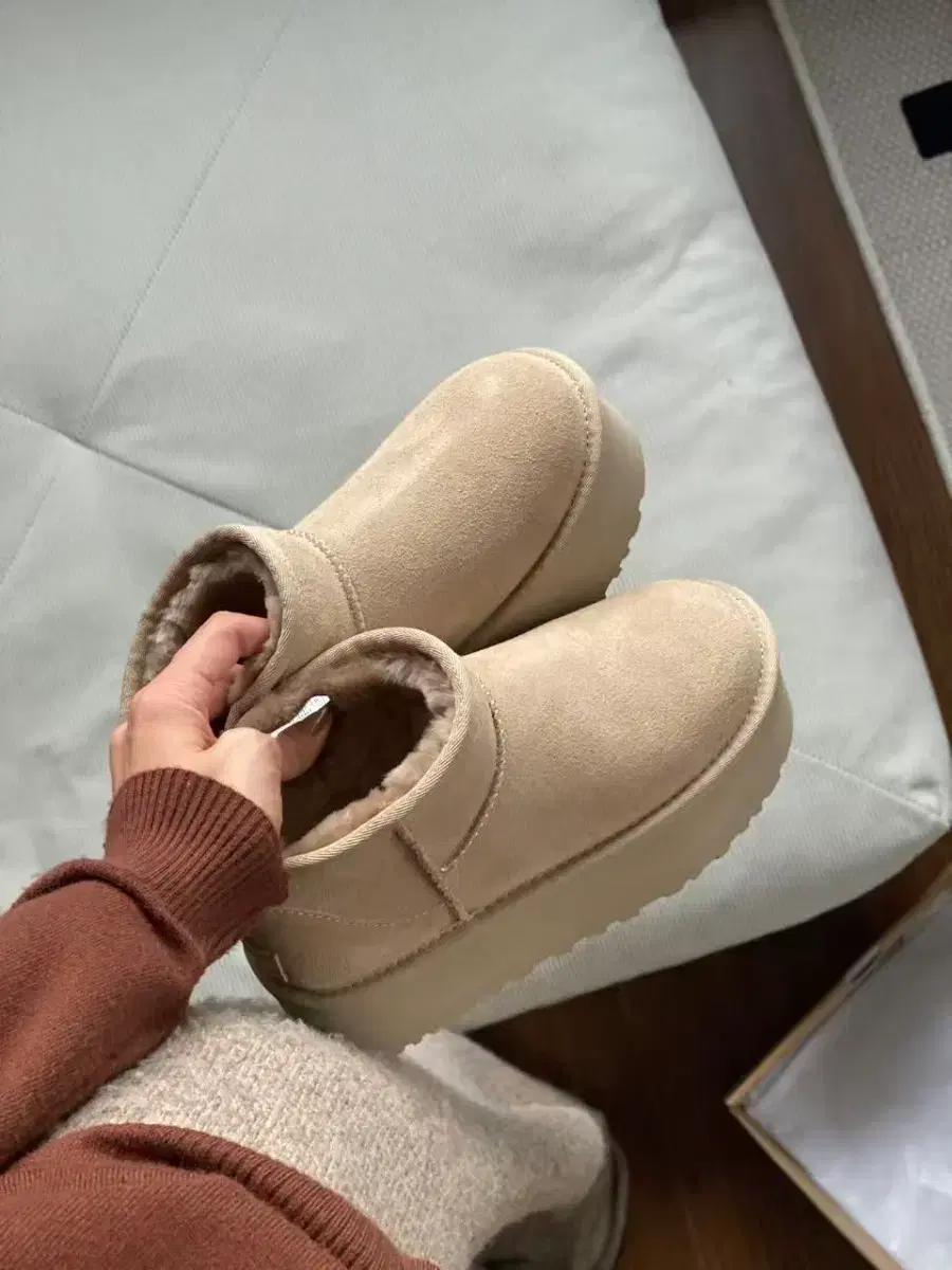 UGG 여성 두꺼운 밑창 라인의 클래식한 울트라미니 신발형, 두꺼운 밑창