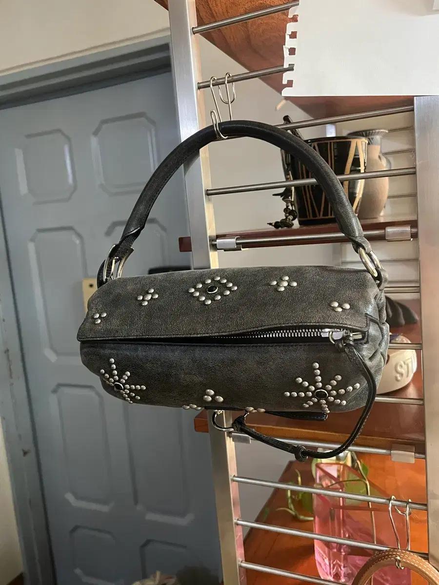 open yy 오픈와이와이 스터드 필로우 핸들백