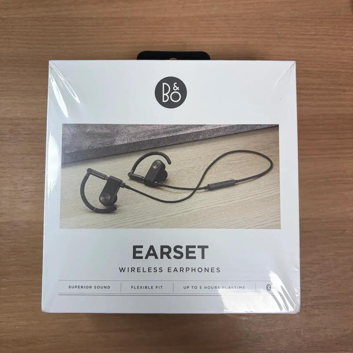 B&O Earset 무선 이어폰입니다. 상자랑 구성품 다 있어요~