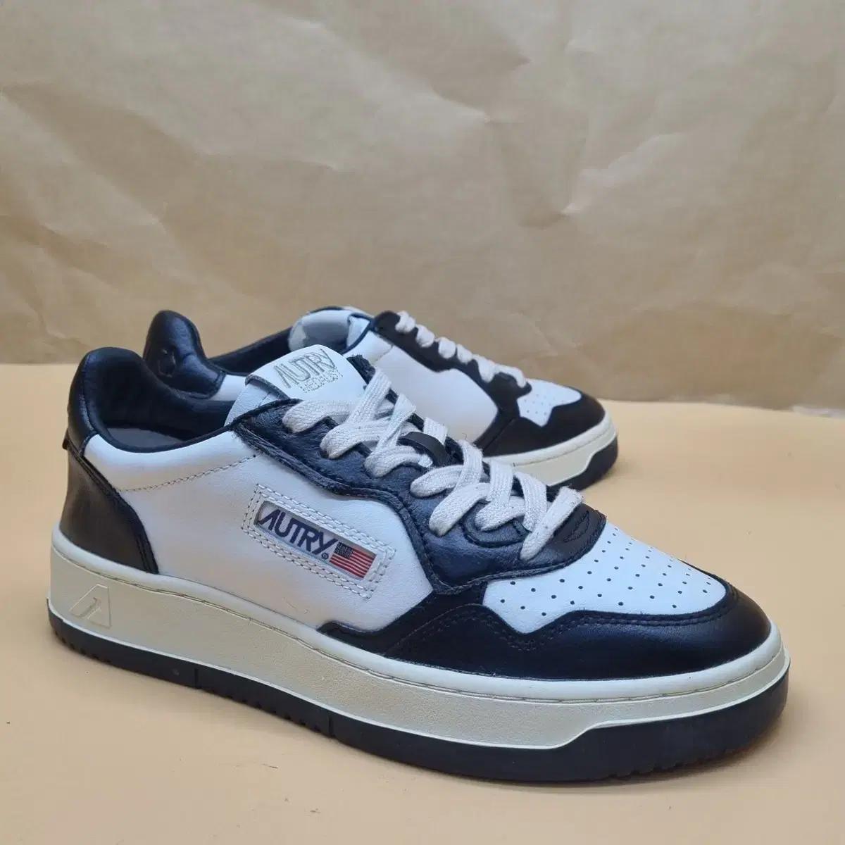 오트리 메달리스트 로우 레더 범고래 운동화250_