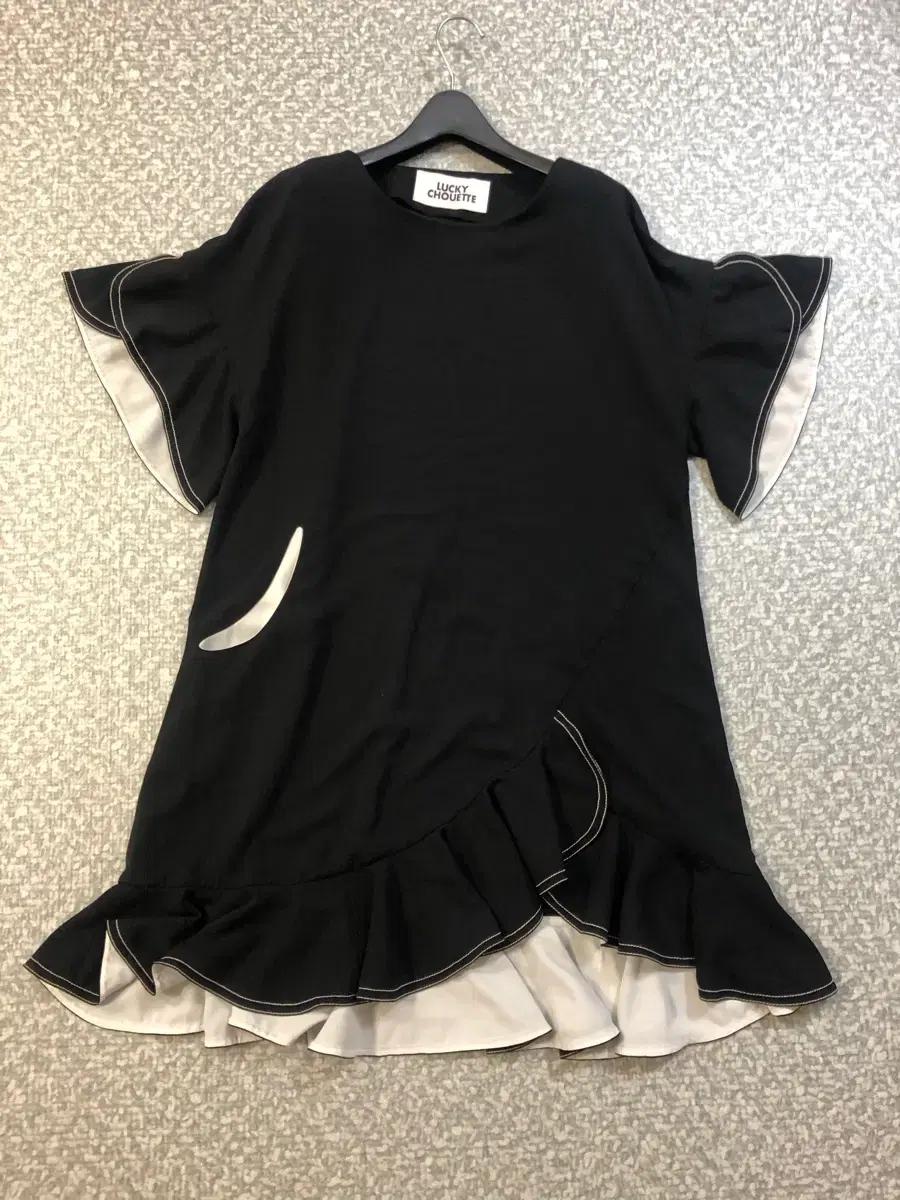 럭키슈에뜨 프릴 러플 배색 반팔 원피스 블랙 스티치 하객룩 출근룩 결혼식