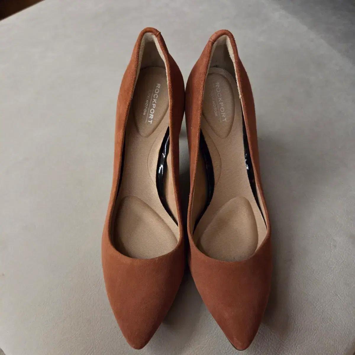 락포트 토탈모션 스웨이드 펌프스 힐