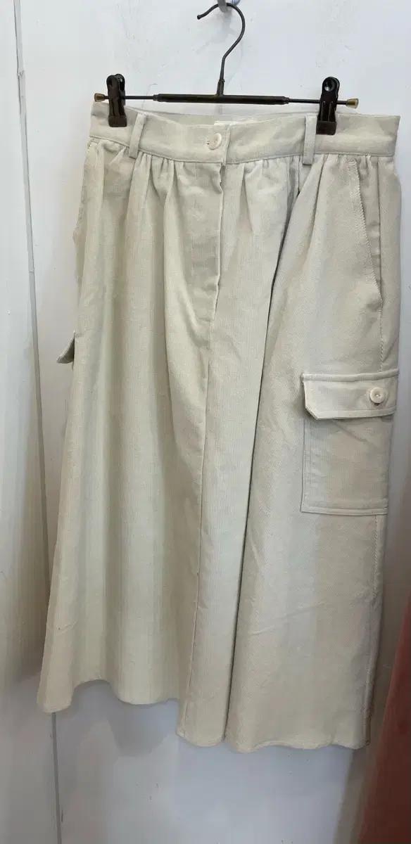 아이보리 코듀로이 카고 포켓 플레어 스커트