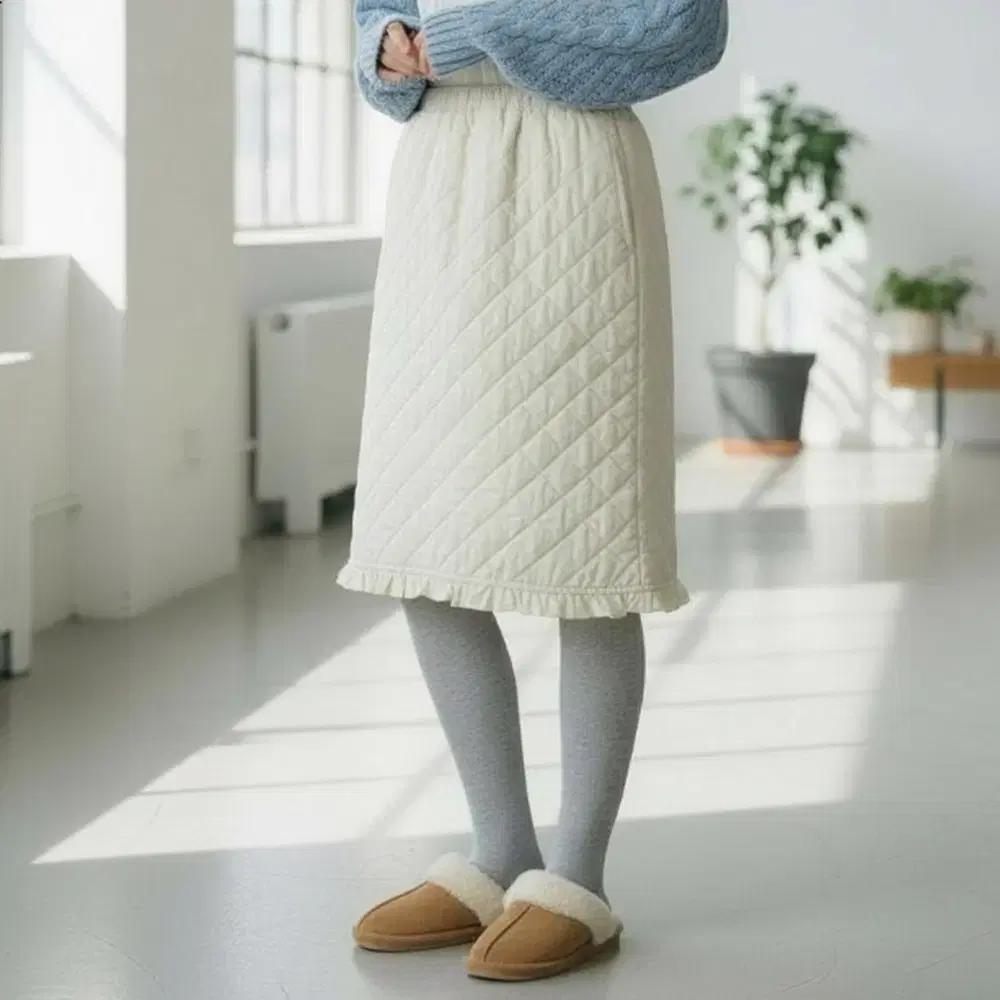 패딩누빔허리밴딩 밑단프릴미들스커트 방한겨울스커트 여자캠핑룩코디