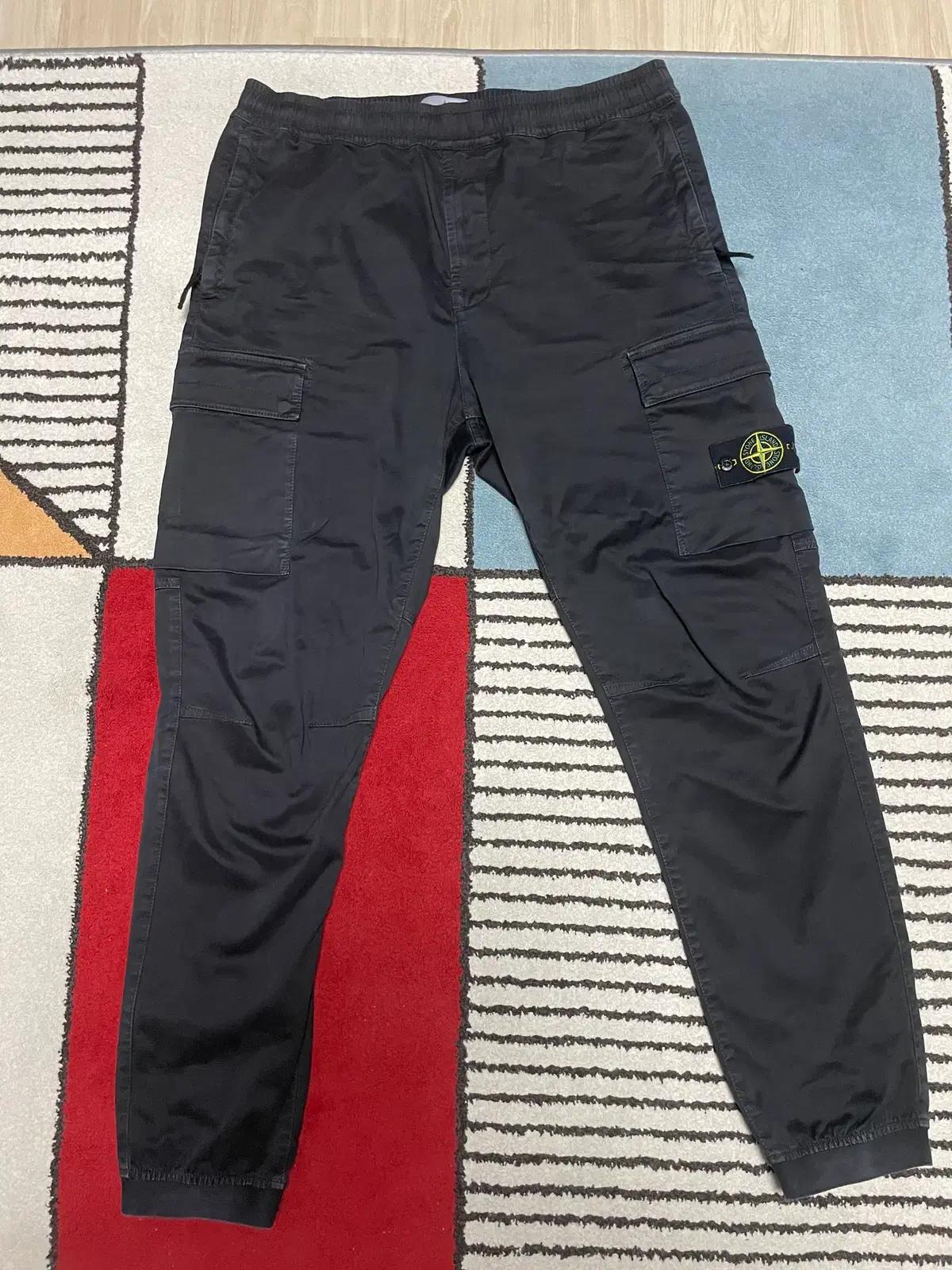 스톤 아일랜드 가먼트 다이드 올드 이펙트 카고 팬츠 블랙 23FW