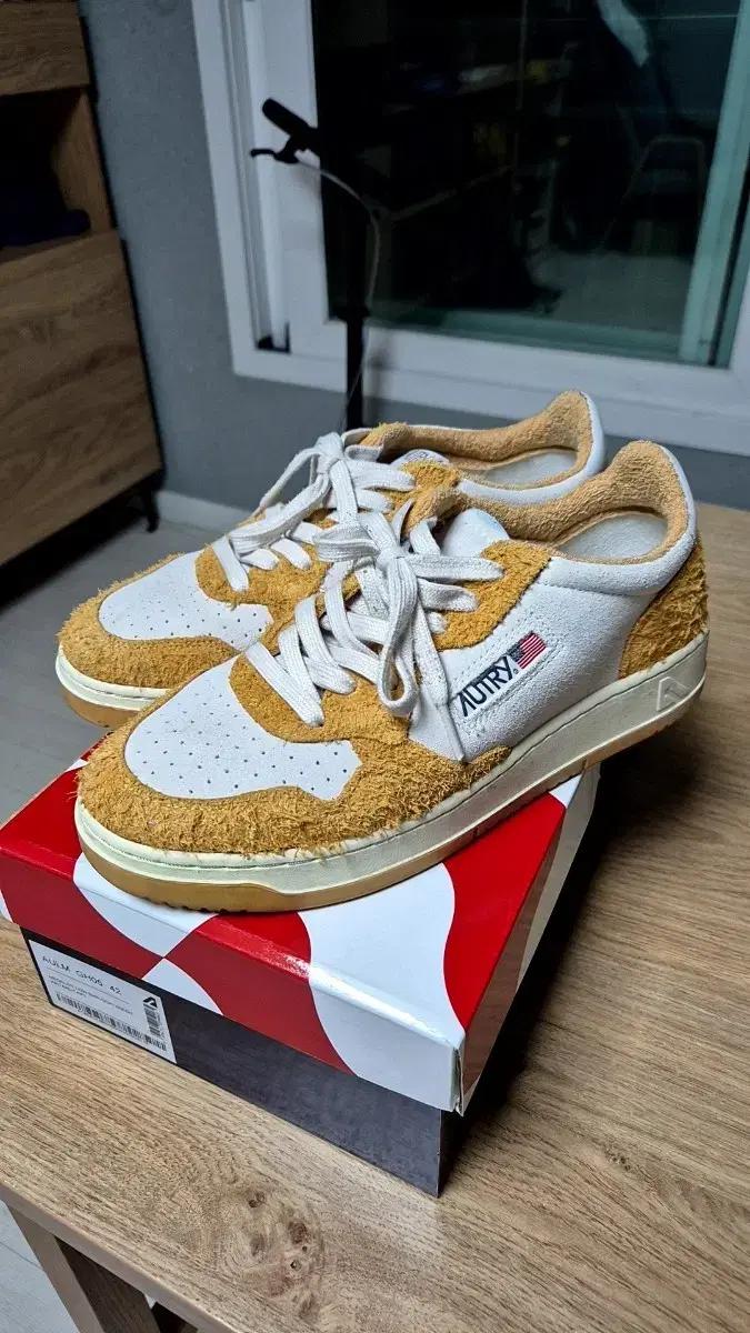 오트리 메달리스트 로우 42사이즈