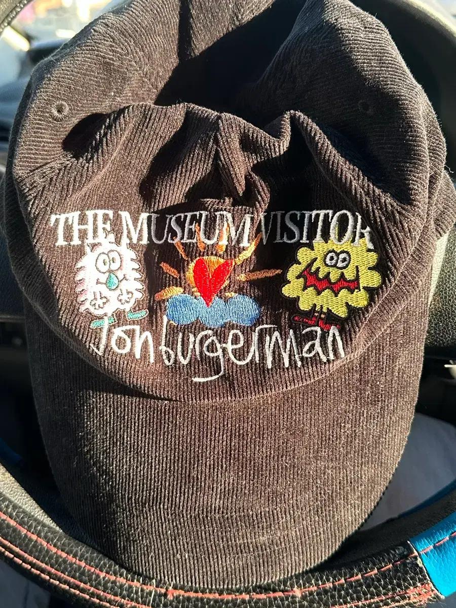 더뮤지엄비지터 볼캡 블랙