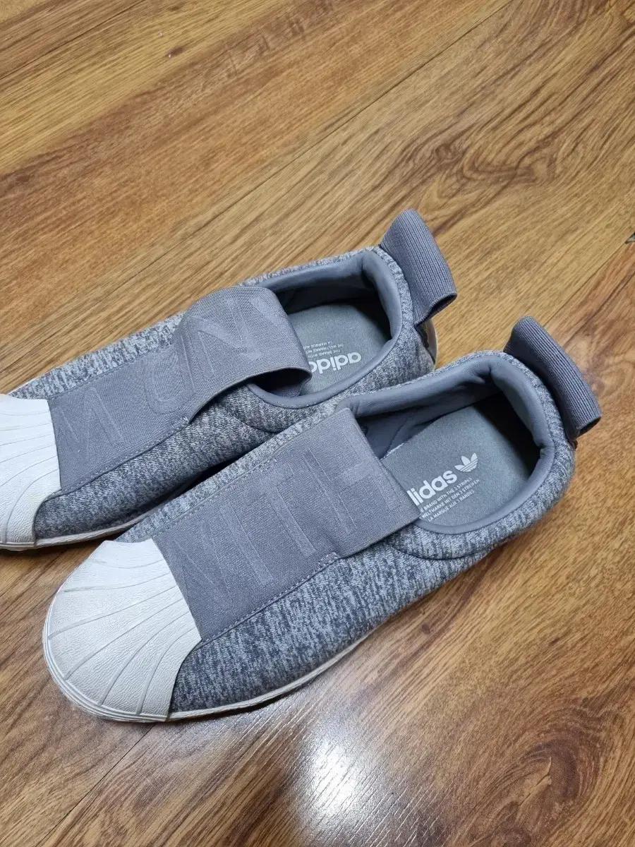 아디다스키즈  운동화.225사이즈