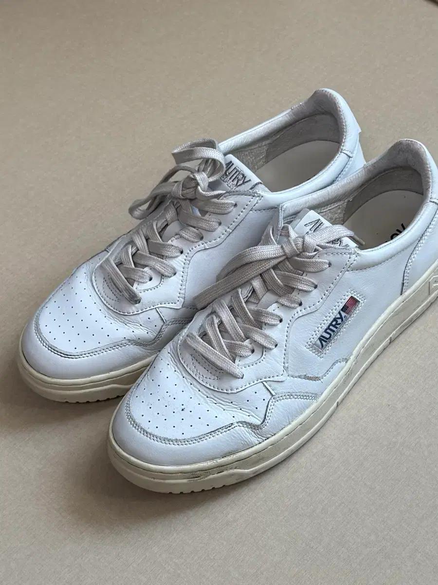 [45] 오트리 메달리스트 로우 레더 스니커즈 화이트