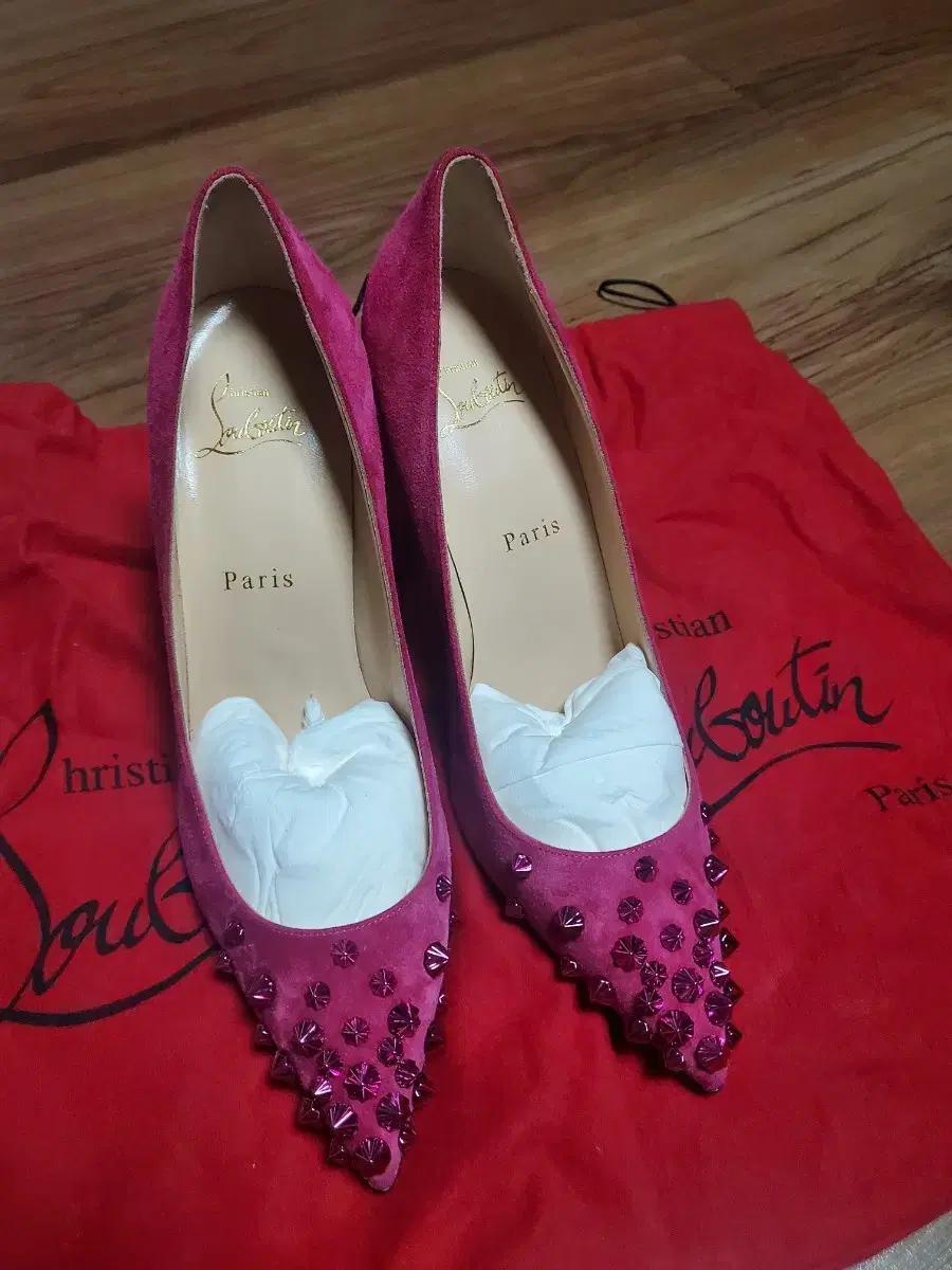 크리스찬 루부탱 스웨이드 하이힐 37.5 사이즈 8.5굽 새상품