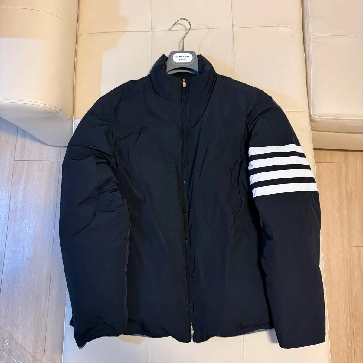 톰브라운 리버서블 사선완장 패딩 블랙