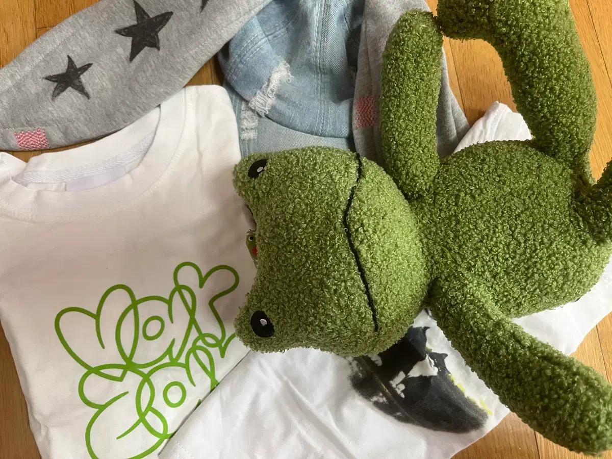 뉴진스 omg 코디 토끼모자 가방 졸업사진