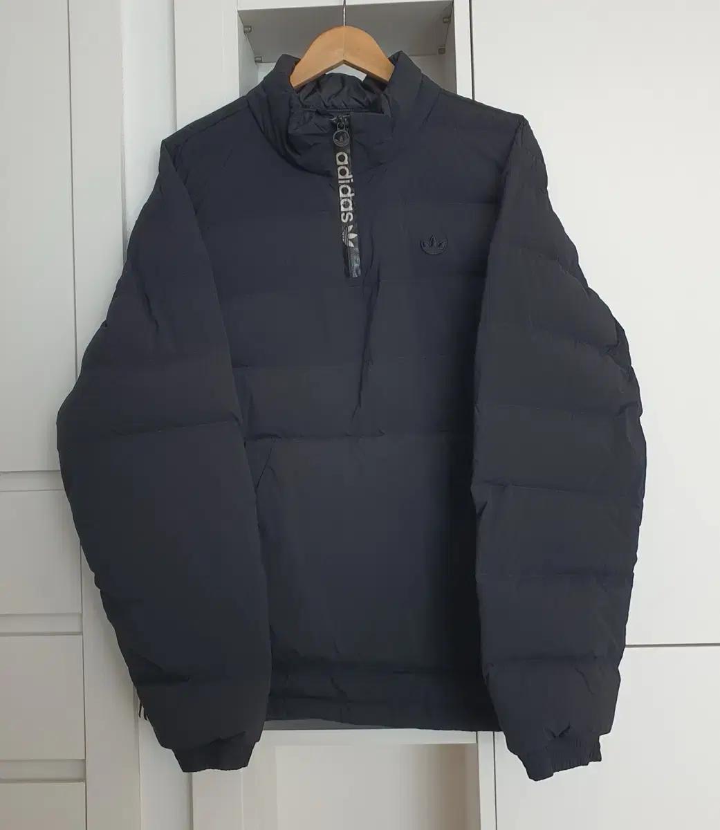 아디다스 블랙로고 반집업패딩 맨투맨 110