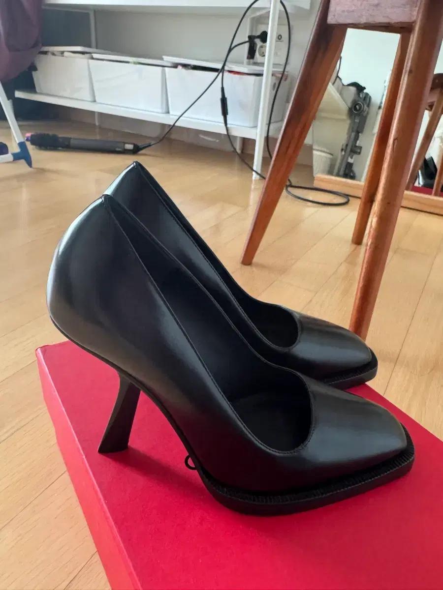 페라가모 블랙 펌프스 240 (미착용, 가보시 O, 10.5cm)