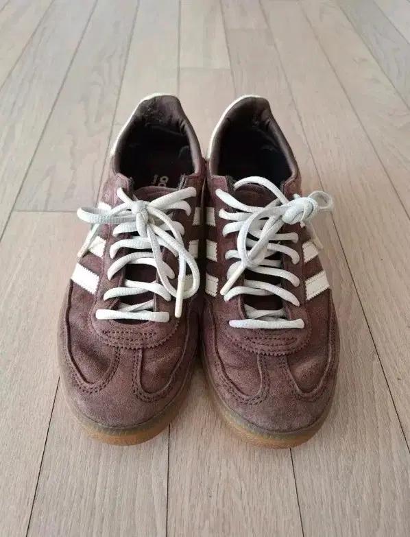 아디다스 스포티앤리치 브라운