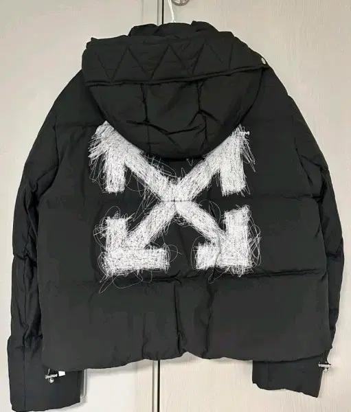 오프화이트 팬 에로우 후드 블랙 백로고 패딩!최상품!