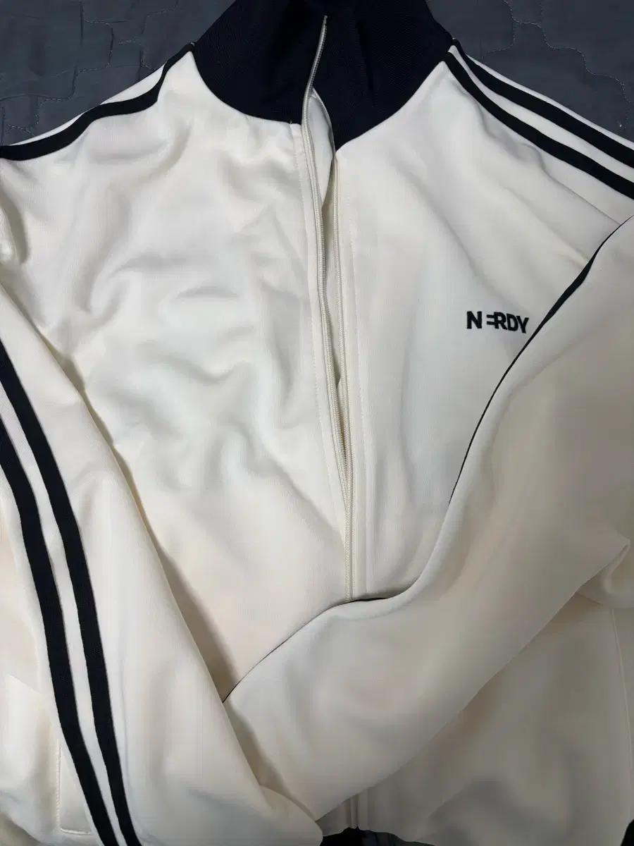 새상품 널디 NERDY 아이보리 트랙탑 져지 판매