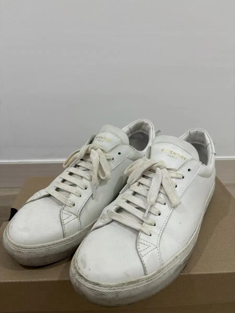 지방시 스니커즈 42size