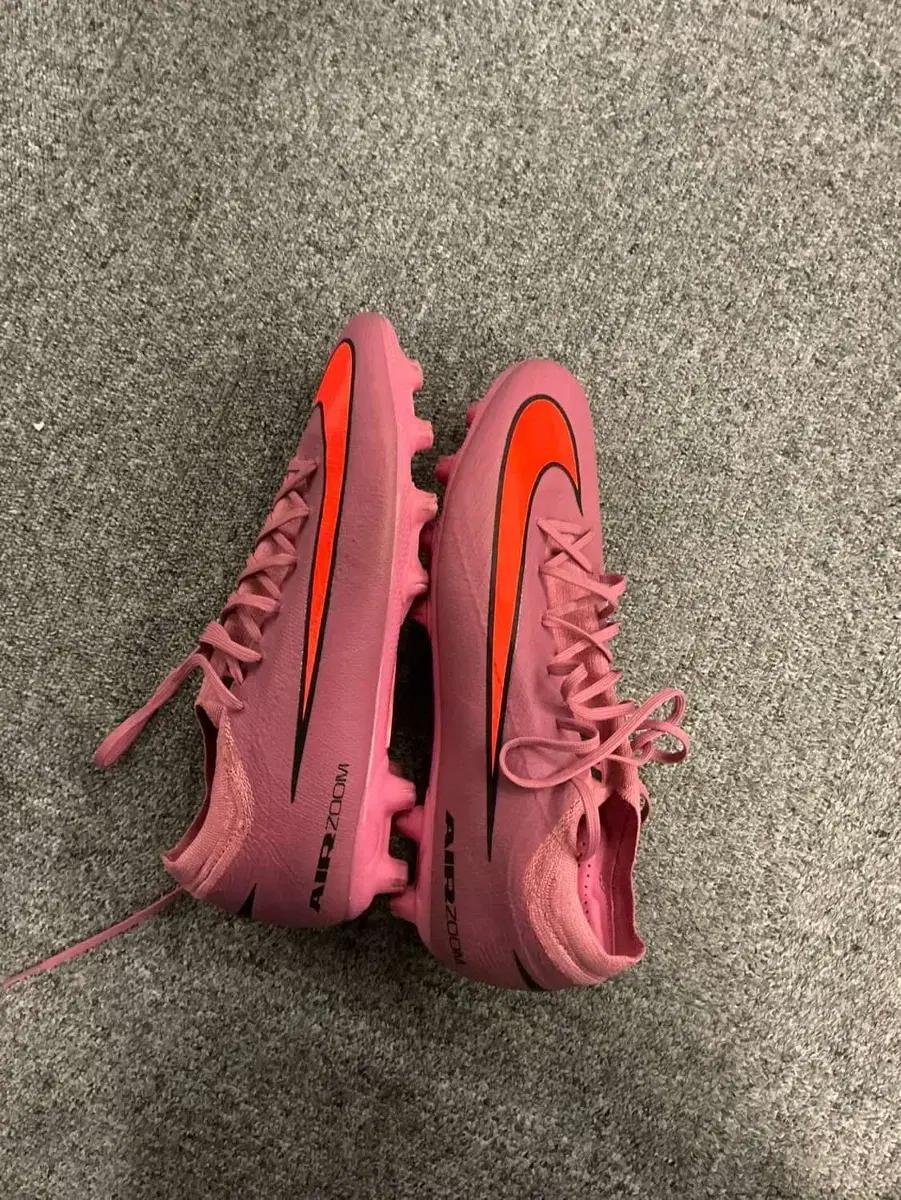 나이키 에어 줌 핑크 축구화