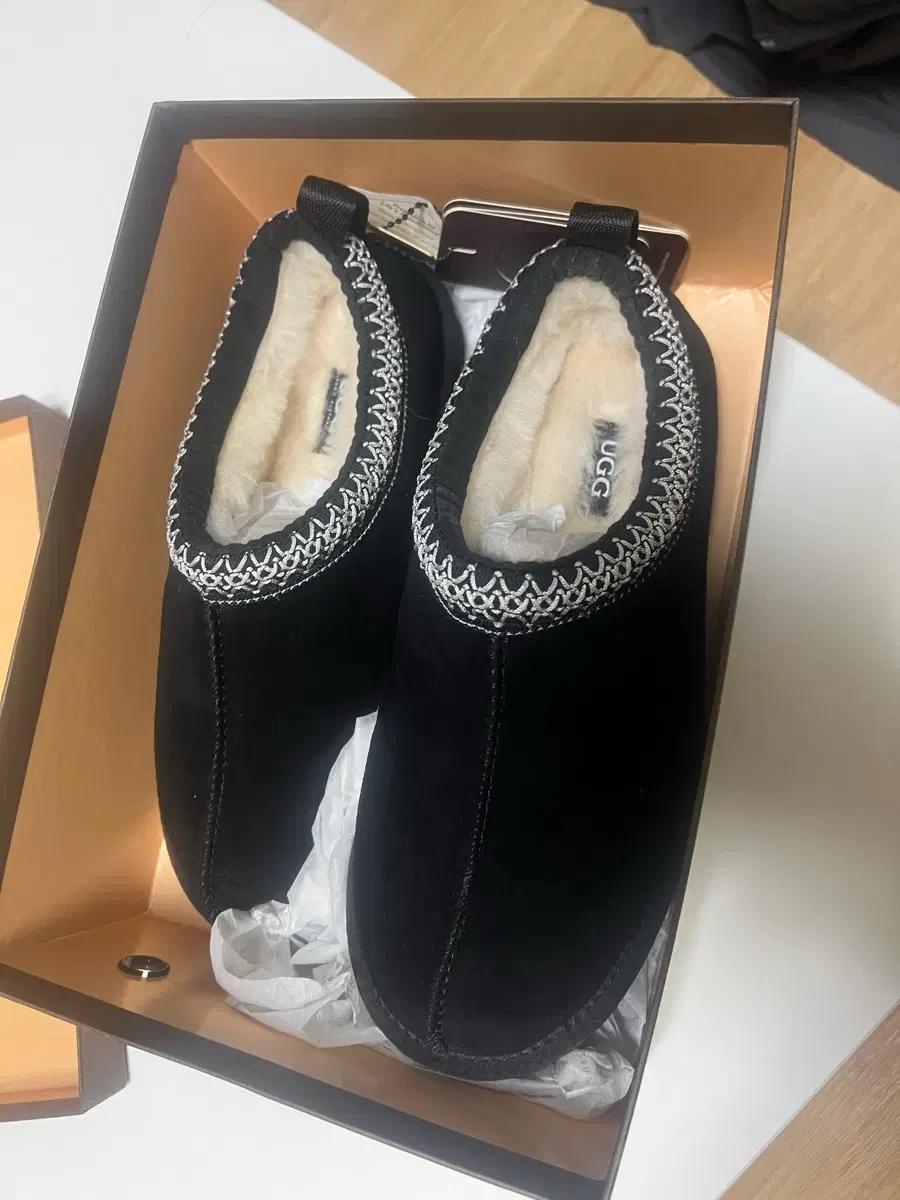 어그 타스만 블랙